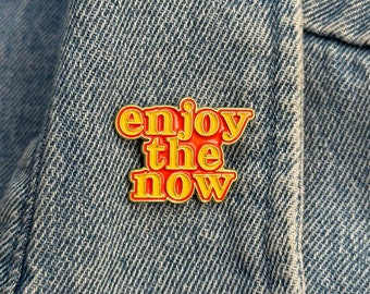 Emaille pin 'Enjoy the Now' - Om ten volle te genieten van het huidige moment, geëmailleerde pins, broche voor kleding, feel good accessoire