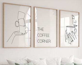 Pode incluir: Três impressões em preto e branco com um tema de café. A primeira impressão mostra uma mão segurando uma xícara de café. A segunda impressão diz "The Coffee Corner". A terceira impressão mostra uma mão segurando uma xícara de café com um rosto e um grão de café.