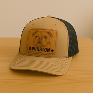 Personlig lastbilshatt med husdjursfoto, specialgraverad läderhatt med märke, hundporträtt med namn, specialdesignad hundälskarehatt, present till hundägare