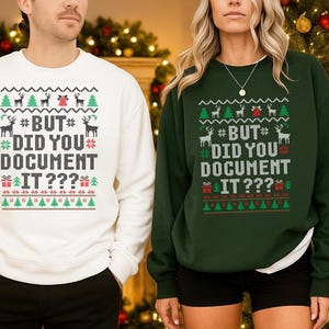 Peut inclure: Deux personnes portant des pulls de Noël assortis. Les pulls sont blancs et vert foncé, avec un motif festif comprenant des rennes, des arbres et le texte "BUT DID YOU DOCUMENT IT???". Les pulls sont à manches longues.