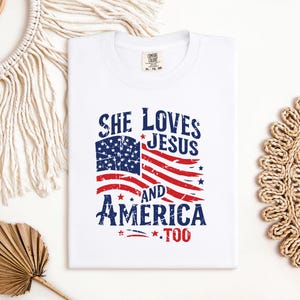 Sie liebt Jesus und Amerika auch Hemd, amerikanische Flagge Hemd, Unabhängigkeitstag Hemd, Komfortfarben Amerika Hemd, 4. Juli christliches T-Stück
