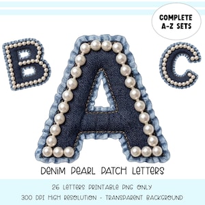 Puede incluir: Letras de parche de mezclilla con detalles de perlas. Se muestran las letras A, B y C, cada una con una base de mezclilla azul oscuro, un borde azul claro con volantes y adornos de perlas blancas. El texto "COMPLETE A-Z SETS" es visible.
