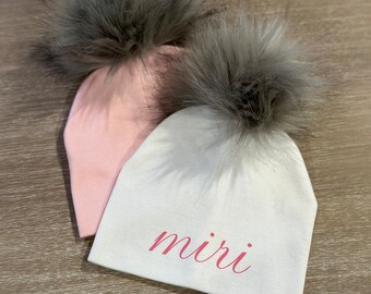 Gorros personalizados con pompones para bebé