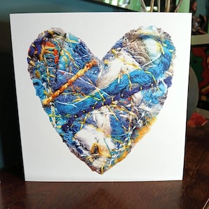 Corazón textil azul en blanco impreso en tarjeta de felicitación reciclada de 148 cm cuadrados para cumpleaños, San Valentín, día de la madre, ocasión especial.