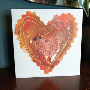 Photographie d'un coeur orange recyclé imprimé sur des cartes de voeux recyclées pour un anniversaire, la Saint-Valentin, la fête des mères, une occasion spéciale.