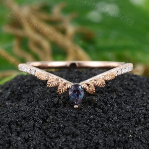 Alexandrite Curved wedding band Vintage Rose gold Leaf wedding band Round cut Diamond Stackable ring Natural Inspired ring Anniversary ring