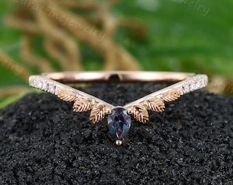 Anillo de boda curvo de alejandrita Anillo de boda vintage de oro rosa con forma de hoja Anillo apilable con diamante de talla redonda Anillo de inspiración natural Anillo de aniversario