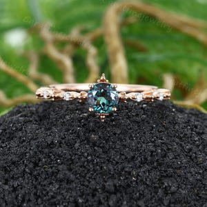 Anello di fidanzamento unico con alessandrite, anello di nozze vintage in oro rosa, anello a grappolo, anello nuziale con diamanti taglio rotondo, anello art déco, anello di promessa regalo