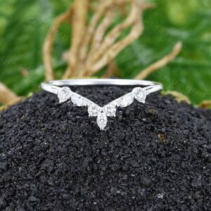 Fede nuziale curva con moissanite taglio marquise, fede nuziale unica con diamanti taglio rotondo, anello da sposa, fede nuziale antica impilabile, anello di promessa.