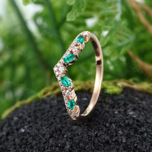 Lab Emerald Curved wedding band Vintage Rose gold Chevron wedding band Round cut Moissanite Stackable ring V shaped ring Anniversary ring