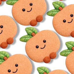 Puede incluir: Patrón repetido de galletas de melocotón naranjas sonrientes de estilo caricatura, con hojas verdes y tallos marrones. Las galletas tienen ojos negros y una boca curvada. El fondo es blanco.