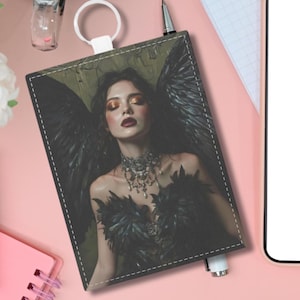 Tarjetero angelical gótico Lilith, elegante billetera, regalo único para ella, llavero minimalista, tarjetero de piel saffiano.