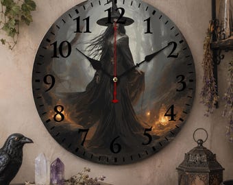 Peut inclure: Une horloge murale ronde présentant une illustration sombre et atmosphérique d'une silhouette vêtue d'une cape noire et d'un chapeau pointu dans une forêt brumeuse. Le cadran comporte des chiffres arabes, des aiguilles noires et une trotteuse rouge.