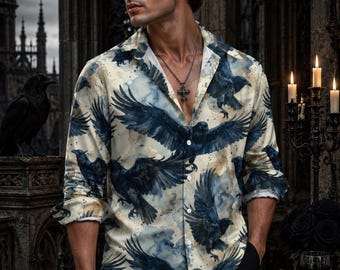 Pode incluir: Uma camisa de manga comprida com botões sobre uma base de cor creme, com uma estampa repetitiva em estilo aguarela de corvos azul-escuros e pretos em pleno voo. A camisa apresenta um colarinho clássico e botões brancos.