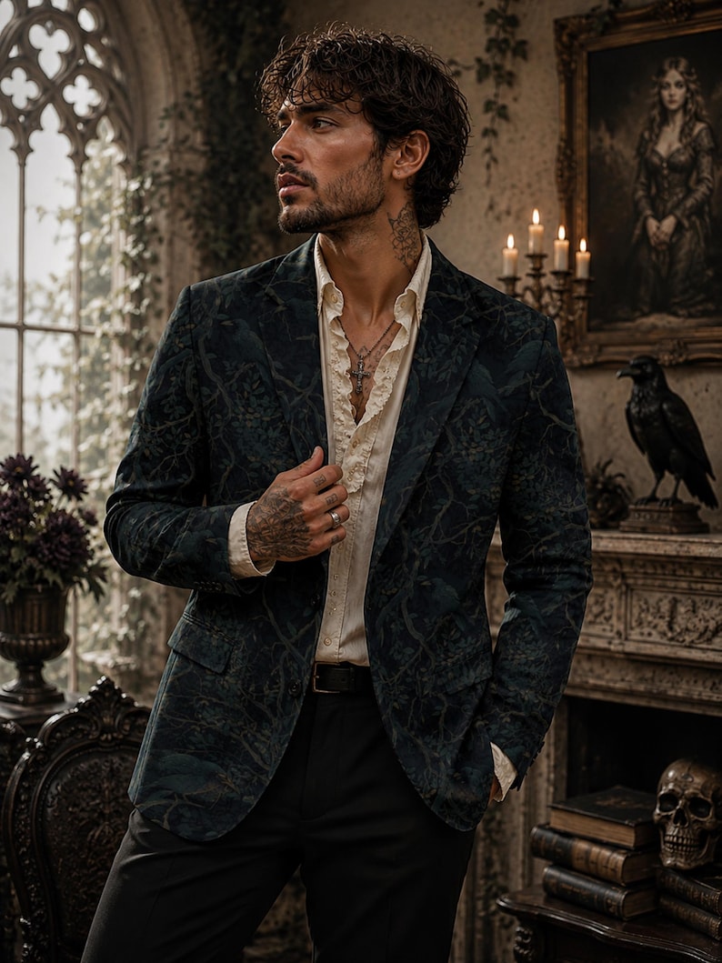 Pode incluir: Um blazer verde-escuro com um padr&atilde;o tonal subtil de aves e motivos bot&acirc;nicos, usado sobre uma camisa cor de creme com carcela de folhos. O blazer apresenta lapelas de entalhe, dois bolsos frontais e um design de abotoamento simples.