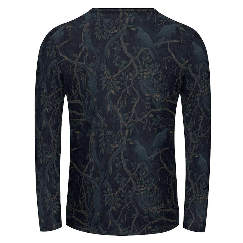 Pode incluir: Uma camisa de manga comprida em azul marinho escuro com uma estampa integral de corvos pretos pousados em galhos de &aacute;rvores emaranhados e sem folhas com folhagem verde escura. A pe&ccedil;a tem gola redonda e bainha reta na parte inferior.
