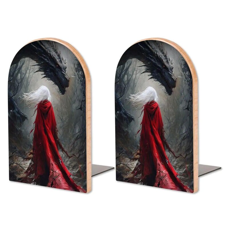 K&ouml;nnte beinhalten: Ein Paar gew&ouml;lbte Buchst&uuml;tzen mit einer gedruckten Illustration einer Figur mit langem wei&szlig;em Haar und einem flie&szlig;enden roten Umhang, die in einem dunklen, nebligen Wald einem gro&szlig;en, dunklen, geschuppten Drachen mit leuchtenden Augen gegen&uuml;bersteht.