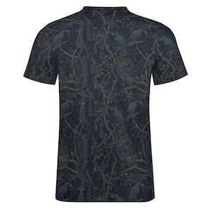 Pode incluir: Uma t-shirt de manga curta em azul-marinho escuro com uma estampa integral de corvos pretos pousados em ramos de &aacute;rvore intrincados e entrela&ccedil;ados com folhas verde-escuras. A pe&ccedil;a tem um decote redondo e uma bainha de design reto.