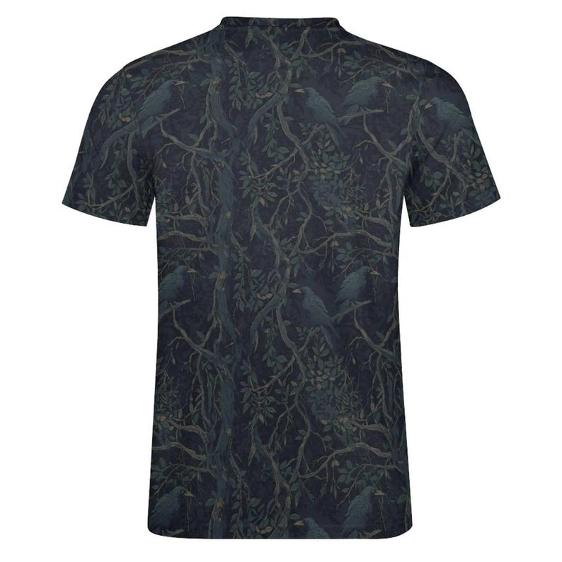 Pode incluir: Uma t-shirt de manga curta em azul-marinho escuro com uma estampa integral de corvos pretos pousados em ramos de &aacute;rvore intrincados e entrela&ccedil;ados com folhas verde-escuras. A pe&ccedil;a tem um decote redondo e uma bainha de design reto.