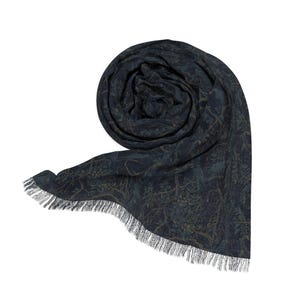 Peut inclure: Une &eacute;charpe bleu marine fonc&eacute; orn&eacute;e d'un motif r&eacute;p&eacute;titif de branches, de feuilles et d'oiseaux dans des tons marron et gris sourds. Le tissu est pli&eacute; en forme circulaire et termin&eacute; par une frange fine et d&eacute;licate sur le bord inf&eacute;rieur.