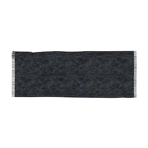 Peut inclure: Une &eacute;charpe rectangulaire de couleur bleu marine fonc&eacute; avec un motif r&eacute;p&eacute;titif de fines branches dor&eacute;es et de petits oiseaux. L'&eacute;charpe pr&eacute;sente un aspect textur&eacute; et est finie avec des franges courtes et effiloch&eacute;es aux deux extr&eacute;mit&eacute;s.