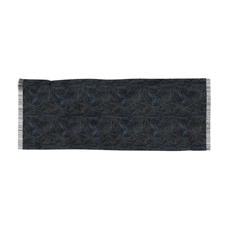 Peut inclure: Une &eacute;charpe rectangulaire de couleur bleu marine fonc&eacute; avec un motif r&eacute;p&eacute;titif de fines branches dor&eacute;es et de petits oiseaux. L'&eacute;charpe pr&eacute;sente un aspect textur&eacute; et est finie avec des franges courtes et effiloch&eacute;es aux deux extr&eacute;mit&eacute;s.