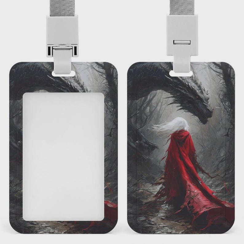 Puede incluir: Un portatarjetas vertical con enganche para cord&oacute;n gris. El soporte cuenta con una abertura rectangular para una tarjeta de identificaci&oacute;n y un gr&aacute;fico impreso de una figura de pelo blanco largo con capa roja ante un gran drag&oacute;n oscuro.