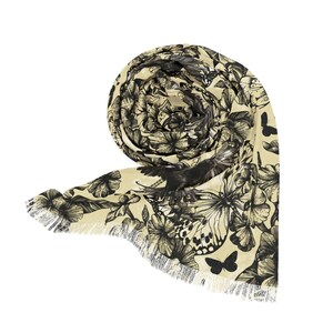 Peut inclure: Une &eacute;charpe de couleur cr&egrave;me orn&eacute;e d'un imprim&eacute; botanique &agrave; l'encre noire repr&eacute;sentant des fleurs, des papillons et des oiseaux. Le tissu est enroul&eacute; en forme circulaire sur le haut et pr&eacute;sente un bord frang&eacute; sur le bas, r&eacute;v&eacute;lant le dessin.