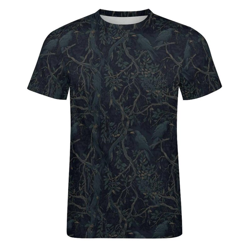 Pode incluir: Uma t-shirt de manga curta com gola redonda apresentando um padr&atilde;o escuro em toda a pe&ccedil;a de corvos pretos pousados em ramos de &aacute;rvores emaranhados e sem folhas sobre um fundo azul-marinho profundo que cobre toda a superf&iacute;cie.