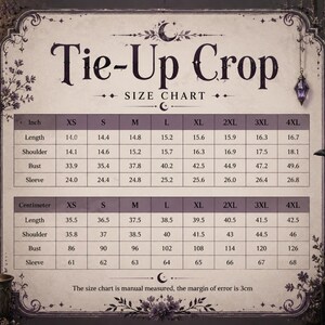 以下が含まれることがあります： Tie-Up Cropトップスの長方形のサイズチャート。明るい背景に濃い紫色の文字で、XSから4XLまでのサイズに対応するインチとセンチメートルの測定値が表示されています。長さ、肩幅、バスト、袖の寸法が含まれています。