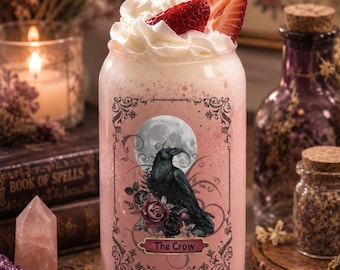 Idée cadeau automnale et sorcière pour Halloween : verre à bière, cadeau idéal pour une amie passionnée de corbeaux, tarot des corbeaux, cadeau pour une maman sorcière ou une petite amie.