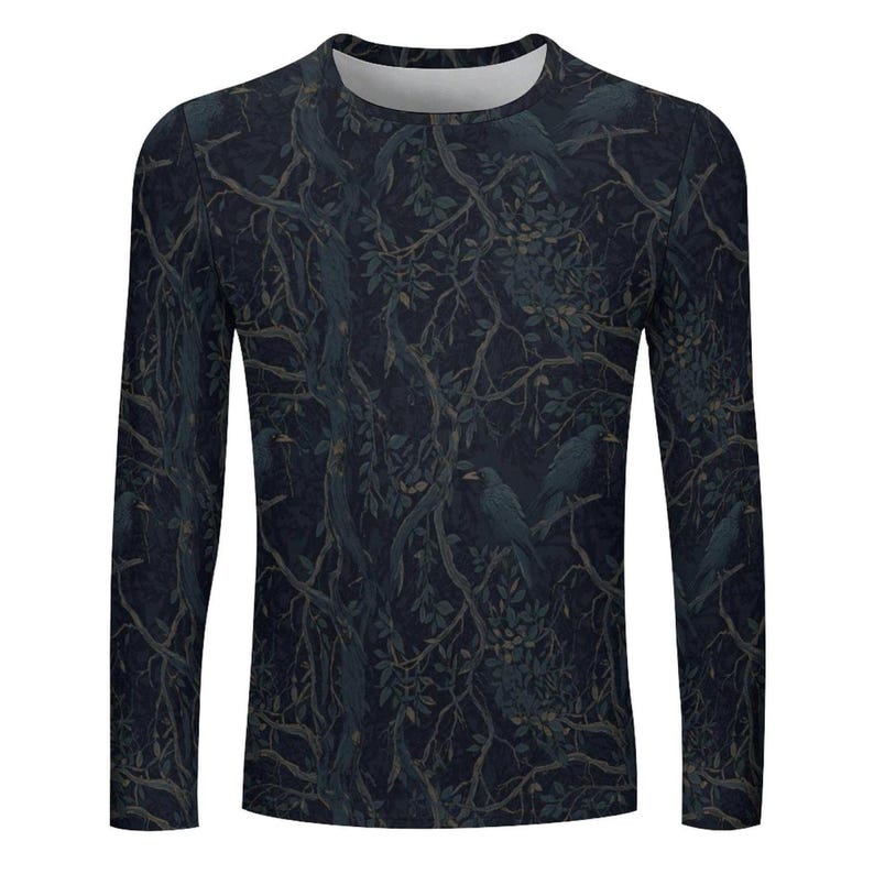 Pode incluir: Uma camisola de manga comprida com gola redonda apresentando um padr&atilde;o escuro e sombrio de corvos pretos pousados em ramos de &aacute;rvores entrela&ccedil;ados com folhagem densa. O design utiliza uma paleta de azuis profundos e tons cinza-carv&atilde;o.