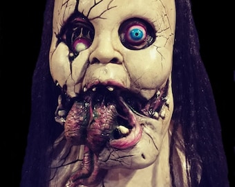 Máscara de terror con cara de muñeca aterradora de Dolly Dearest