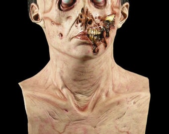 Hermosa máscara de zombi femenina podrida