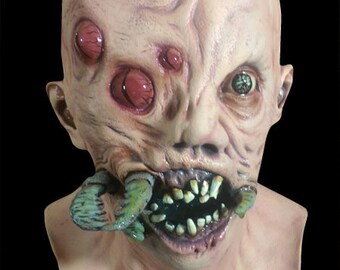 Máscara alienígena poseída por mutante con picadura de insecto