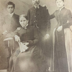 Gabinete vintage del siglo XIX con tarjeta fotográfica grande, familia rica, viejo salvaje oeste C7