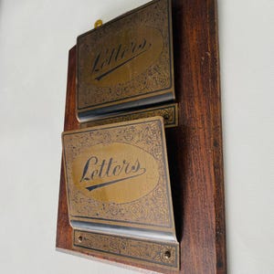 Antiguo portacartas de pared de madera y latón – Grabado "Letras" – Estilo Art Nouveau – aprox. principios del siglo XX
