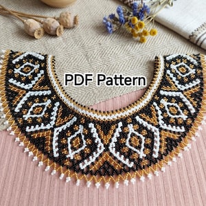 Könnte beinhalten: Eine Perlenkragen-Halskette mit einem geometrischen Muster aus schwarzen, weißen und metallisch goldfarbenen Saatperlen. Das Design umfasst Rautenformen und einen gefransten Rand mit kleinen weißen Perlen. Der Text PDF Pattern steht darüber.