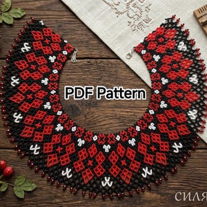 Op de afbeelding: Een kralenketting met een geometrisch patroon in rood, zwart en wit. Het stuk is gerangschikt in een brede, gebogen kraagvorm met ingewikkeld kralenwerk. De tekst PDF Pattern staat in het midden en het woord силянка staat rechtsonder.