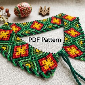 Puede incluir: Un collar de cuentas con un patrón geométrico de cuentas de semillas verdes, rojas y amarillas con detalles en negro. La pieza incluye un cierre trenzado verde y el texto PDF Pattern está centrado sobre el diseño de cuentas.