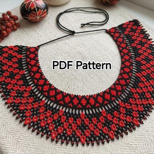 Könnte beinhalten: Eine breite, halbmondförmige Perlenkette mit einem geometrischen Muster aus kleinen schwarzen und roten Perlen. Die Kette hat eine dünne schwarze Schnur als Verschluss und der Text PDF Pattern steht in weißen Buchstaben über dem Design.