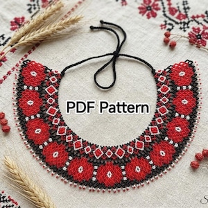 Puede incluir: Un collar de cuentas con un patrón floral de mostacillas rojas, negras y blancas con un cierre de cordón negro. El collar muestra un motivo geométrico y floral repetitivo. El texto PDF Pattern está centrado sobre el diseño del collar.