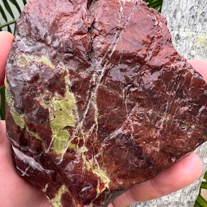 Australijski surowy pasiasty czerwony jaspis epidot bryłka 450 gramów epidot naturalny surowy okaz kolekcjonerski skały kamień szlachetny jasperlit