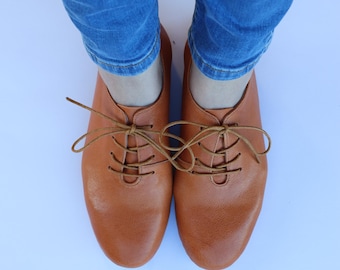 Chaussures à lacets en cuir marron faites main : richelieus plats en cuir d'agneau pour femmes