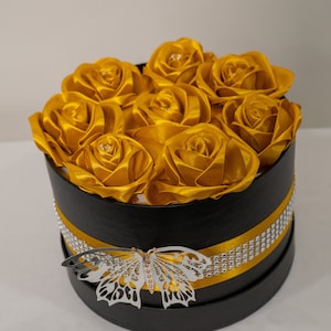 Rosas doradas #bouquet #ramoderosasdeliston🌹 #listondorado #listones