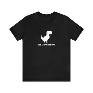 Op de afbeelding: Zwart T-shirt met een witte gepixelde dinosaurus en de tekst "No Connection!"