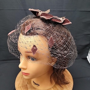 Vintage Melosoie Brown Feathered Felt Pillbox Hat Netting Bow Accent Pillbox 1960s 100% Wool Vintage Hats for Women for sale | eBay main image 4