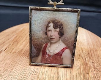 Seltenes 1930er Jahre Art Deco gerahmtes signiertes handgemaltes Porträt auf Glas mit konvexem Glas