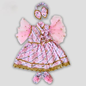 Niña con traje tradicional nepalí, vestimenta cultural nepalí, atuendo étnico, cultura nepalí, ceremonia de destete, alimentación con arroz. imagen 1