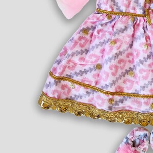 Niña con traje tradicional nepalí, vestimenta cultural nepalí, atuendo étnico, cultura nepalí, ceremonia de destete, alimentación con arroz. imagen 4